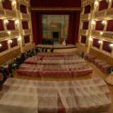 La platea, divisa in due corridoi laterali, ospitava originariamente sedie in ferro dipinto di color bronzo con ornamenti di ottone e cuscini di pelle rossa. Oggi vi sono invece 290 poltroncine rosse imbottite che poggiano su una pavimentazione in moderno parquet di massello rovere